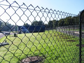 Забор из сетки рабицы – хорошее решение для ограждения любого участка