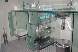 Преимущества и недостатки стеклянной мебели для ванной комнаты